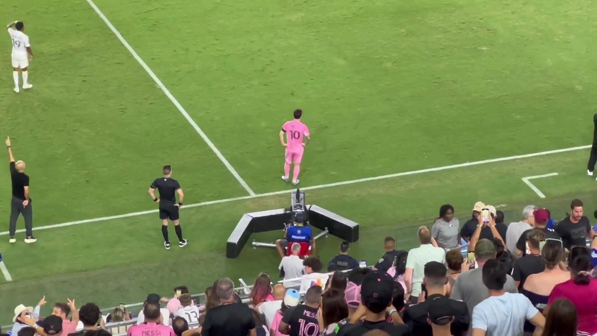 开云-很急😂终场前梅西就在球员通道口等待多时，主裁哨响直接秒离场