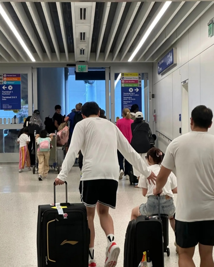 杨瀚森洛杉矶特训获女友陪伴 网友偶遇两人同行