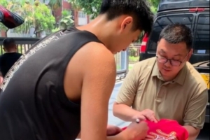 开云体育APP下载-来自吕加晖球迷不远万里的爱！天气虽热 队内氛围更暖