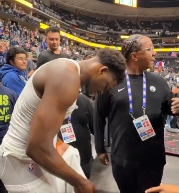 开云体育入口-真宠粉！爱德华兹赛后送球衣&amp;鞋&amp;签名&amp;合照！球裤差点脱掉